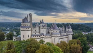 Zamek ze znanego serialu istnieje naprawdę. Rzeźby tworzą baśniowy klimat