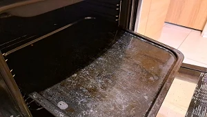 Blacha w piekarniku będzie błyszczeć jak nowa. Sprytny patent bez chemii