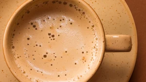 Kawa zbożowa w brązowej filiżance