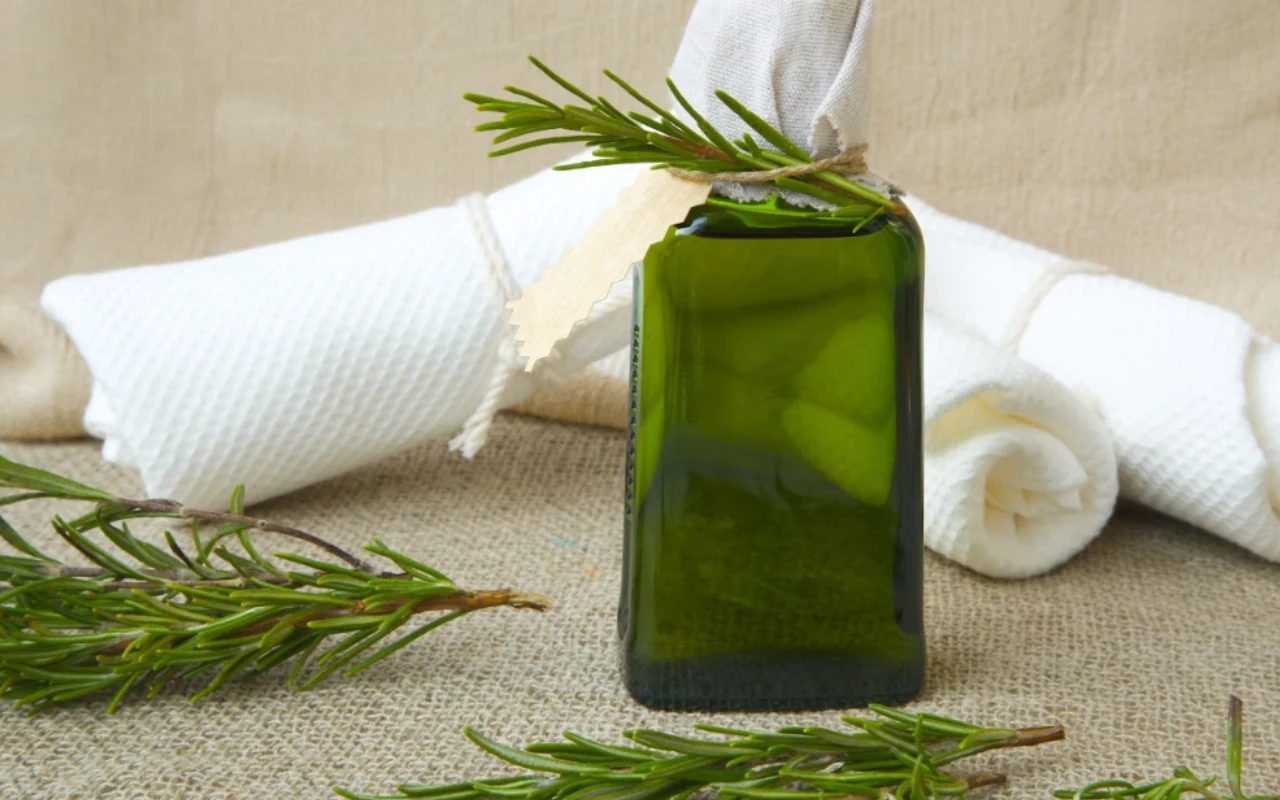 Olejek rozmarynowy wzmacnia włosy i dobrze działa na skórę głowy