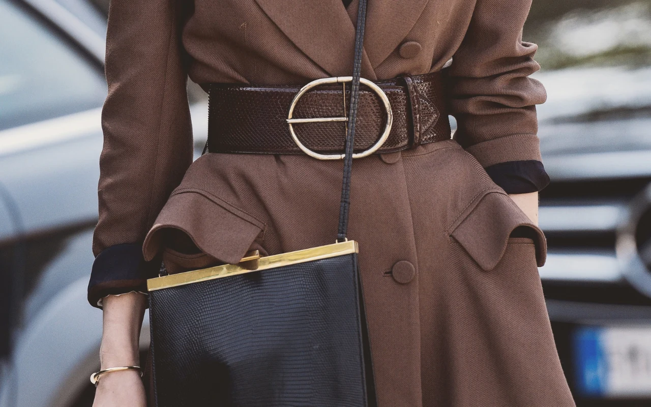 Szeroki pasek w połączeniu z eleganckim płaszczem to strzał w dziesiątkę