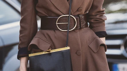 Ten jeden dodatek potrafi całkowicie odmienić zimową stylizację. Wiele osób ma go w szafie 