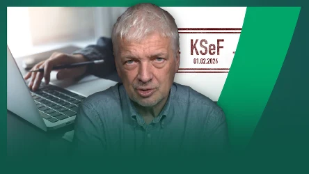Starszy mężczyzna na pierwszym planie, w tle widoczna kobieca dłoń pisząca na klawiaturze laptopa oraz grafika z napisem KSeF 01.02.2026.