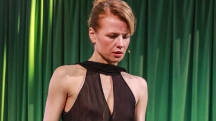 Wiktoria Gorodecka w spektaklu "Facet z papieru"