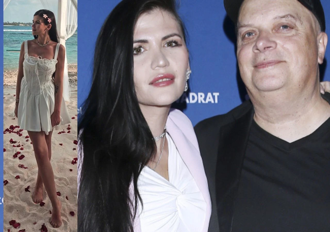 Młoda kobieta w jasnej sukience stoi bosą stopą na plaży przy brzegu morza, wokół niej leżą płatki róż. Obok na niebieskim tle para pozuje razem, kobieta ubrana w jasny strój, mężczyzna w ciemnej marynarce i czapce.