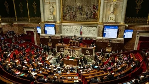 Burza we Francji, wnioski o wotum nieufności. Parlament zadecydował