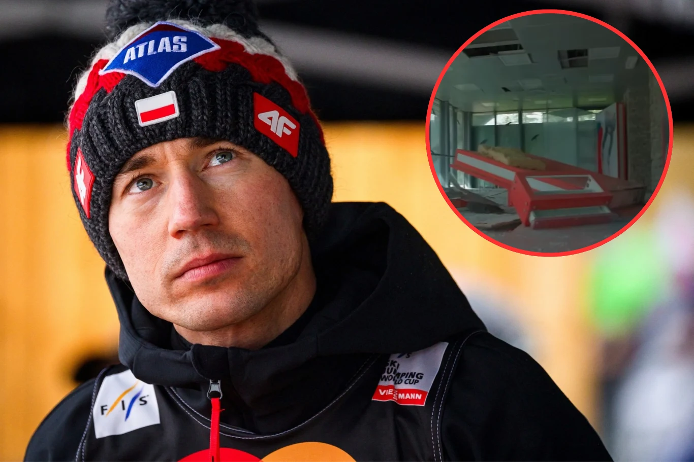 Mężczyzna w stroju sportowym i czapce z biało-czerwonym emblematem spogląda lekko w górę; w prawym górnym rogu widoczna jest mała ilustracja zniszczonego wnętrza budynku o pustych ścianach i podłodze.