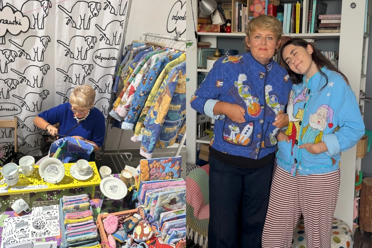 Kobieta siedzi przy stole, zajmuje się rękodziełem otoczona kolorowymi tekstyliami i porcelaną; obok stoją dwie osoby ubrane w kolorowe kurtki, jedna z nich czule opiera głowę na ramieniu drugiej, tło stanowią regały z książkami.