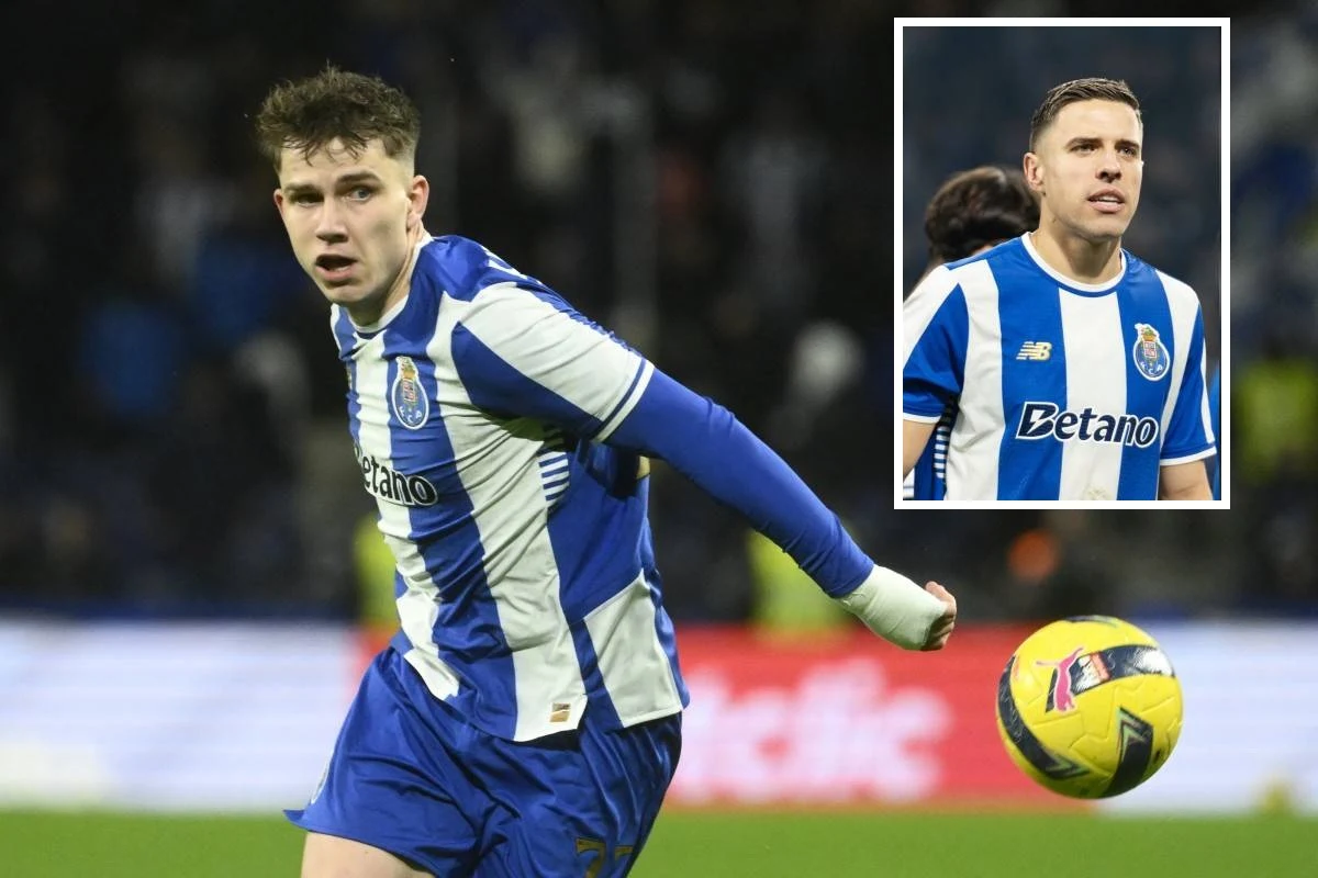 Piłkarz w niebiesko-białej koszulce FC Porto wykonuje dynamiczny ruch na boisku piłkarskim z piłką przy nodze. W prawym górnym rogu znajduje się niewielkie, prostokątne zdjęcie innego zawodnika w tej samej koszulce.