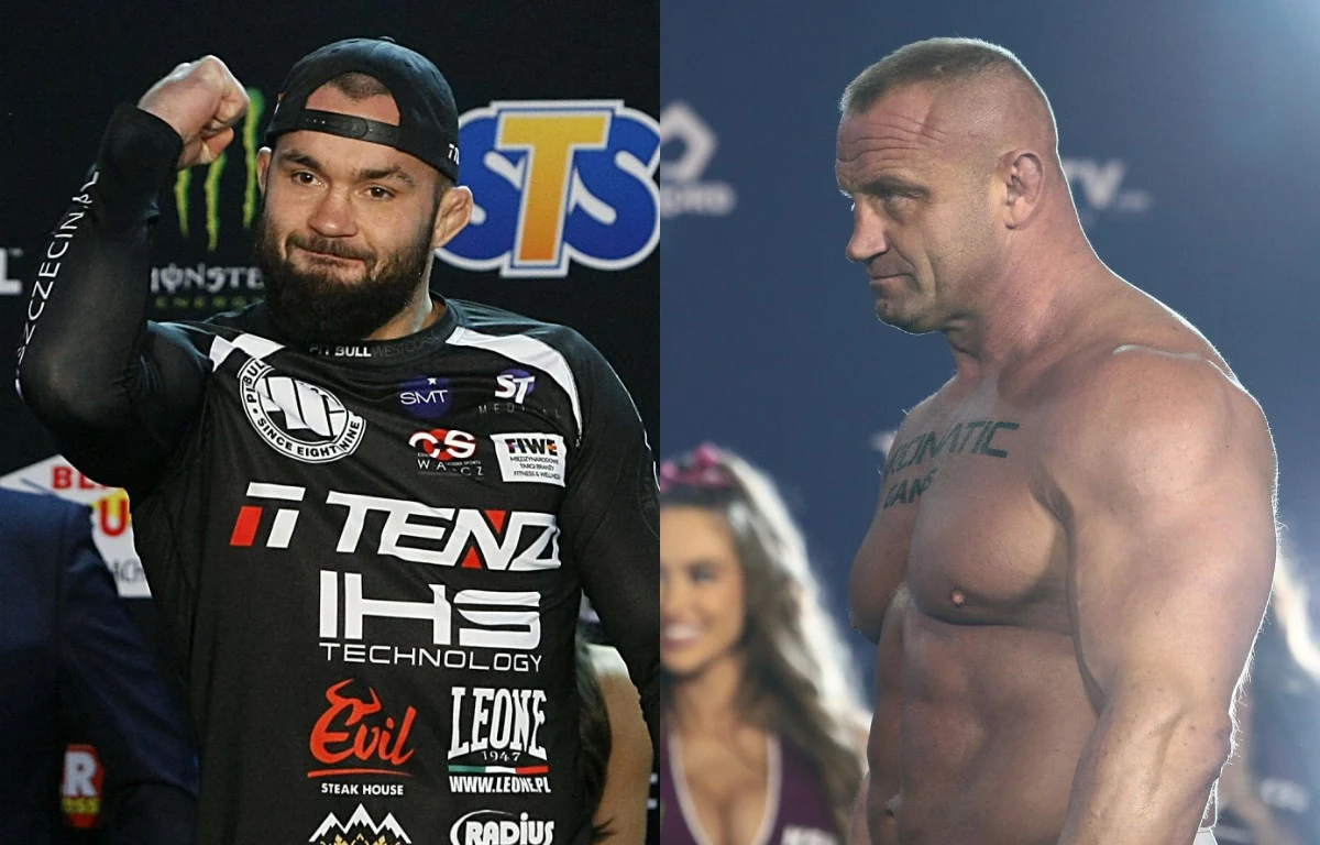 Dwóch umięśnionych mężczyzn w sportowych pozach, po lewej stronie zawodnik w czarnej odzieży z logotypami sponsorów i uniesioną pięścią, po prawej mężczyzna bez koszulki z widocznymi tatuażami na tle tłumu.