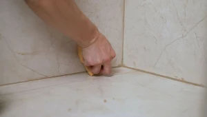 Jak szybko wyczyścić brudne fugi domowym sposobem?