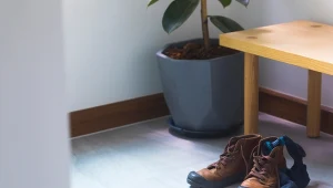 Jak szybko wysuszyć przemoknięte buty? Jest na to sprytny sposób.