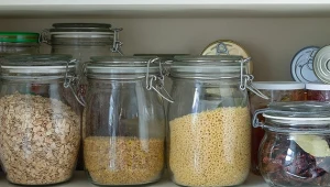 Nieporządek w szafkach kuchennych stwarza idealne warunki dla moli spożywczych.