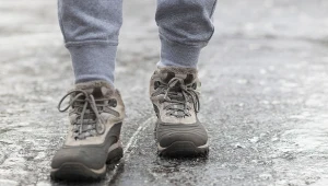 Jak szybko i skutecznie usunąć lód z chodnika?