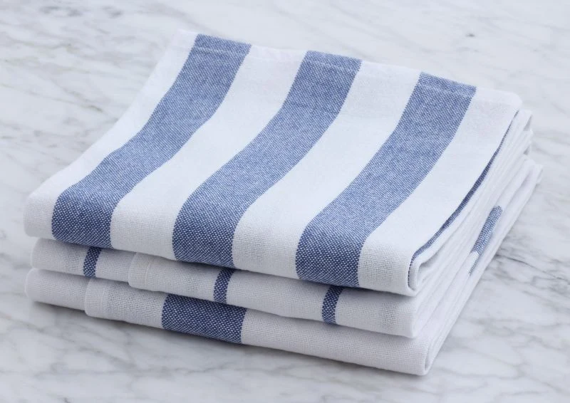 Ścierki kuchenne szybko się brudzą, dlatego trzeba je regularnie prać.