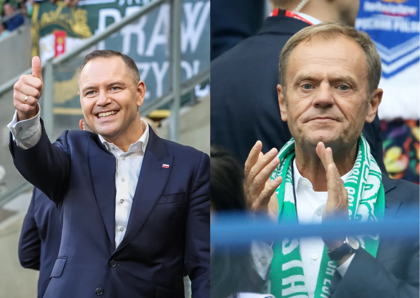 Dwóch mężczyzn w garniturach na stadionie, jeden z nich stoi z uniesionym kciukiem i uśmiecha się, drugi klaska i ma na szyi zielony szalik.