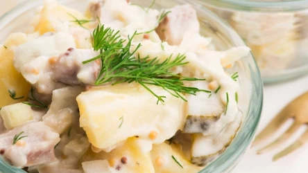 Ta wersja sałatki kociewskiej jest kremowa, wyrazista, ale nie ciężka