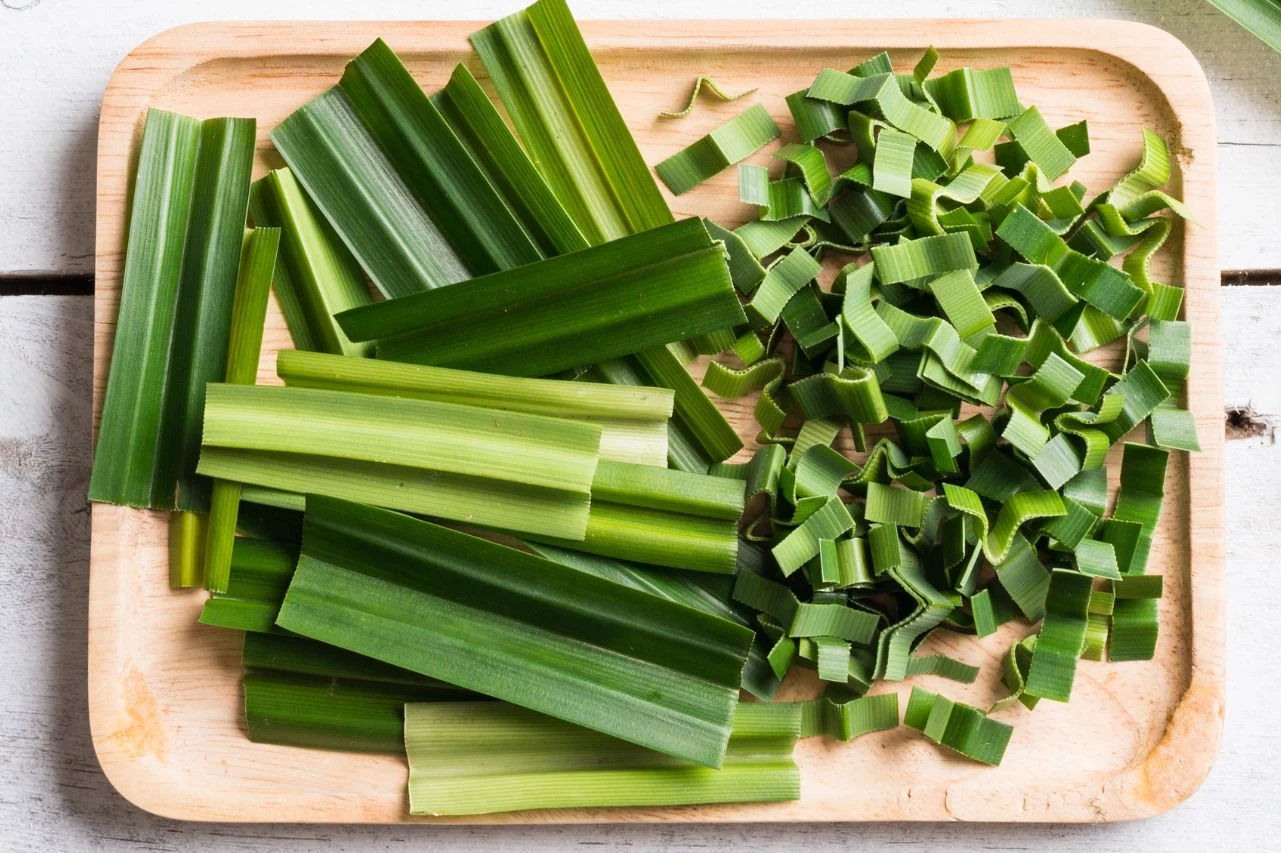 Pandan ma długie i wąskie liście, które można pokroić nożem lub pociąć nożyczkami na mniejsze kawałki