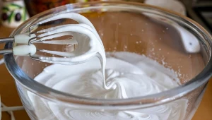 Bita śmietana już nigdy nie opadnie. Wystarczy jeden składnik