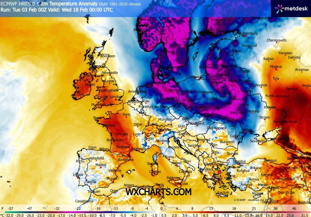 Kolorowa mapa Europy z oznaczeniami miast i regionów, prezentująca anomalie temperatur. Wyraźny podział na bardzo zimne obszary w północno-wschodniej części kontynentu (w odcieniach fioletu i niebieskiego) oraz cieplejsze obszary na zachodzie i południ...