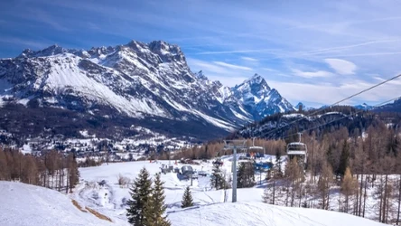 Położona w Dolomitach Cortina D'Ampezzo to znany ośrodek sportów zimowych.