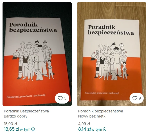 Okładka poradnika bezpieczeństwa z grupą postaci, w tym dzieci, rodzice oraz osoby w mundurach reprezentujące służby ratunkowe, tło biało-pomarańczowe, książka leży na ciemnej i jasnej powierzchni.
