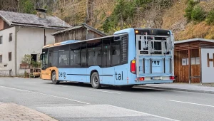 Elektryczne autobusy utknęły na trasie. Na pomoc wysłano spalinowe