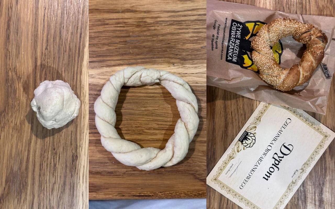 Trzy etapy przygotowania obwarzanka: kulka surowego ciasta, uformowany pierścień oraz gotowy, upieczony i posypany sezamem obwarzanek w papierowej torebce. Obok znajduje się certyfikat potwierdzający oryginalność produktu.