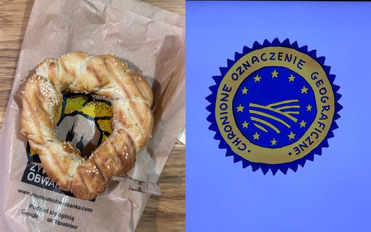 Obwarzanek krakowski posypany sezamem, położony na papierowej torebce z nadrukiem, obok graficzny znak ChNP 'Chronione Oznaczenie Geograficzne' w języku polskim.