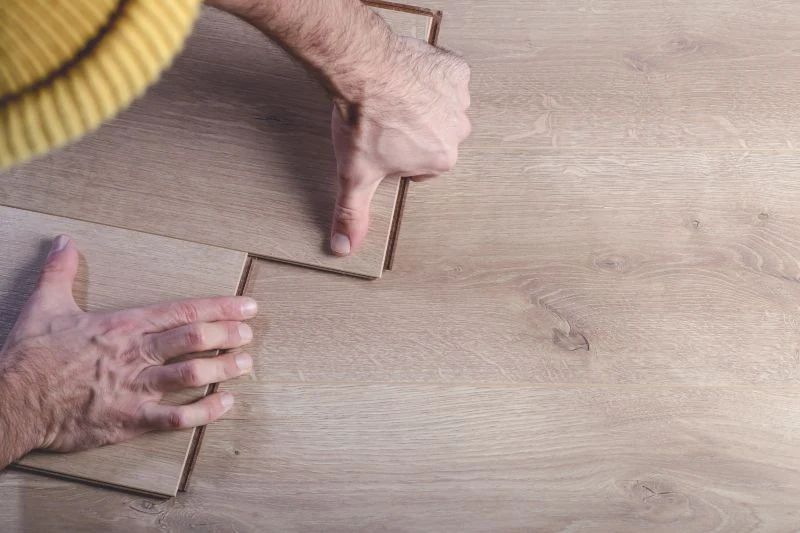 Skąd się biorą szczeliny w panelach