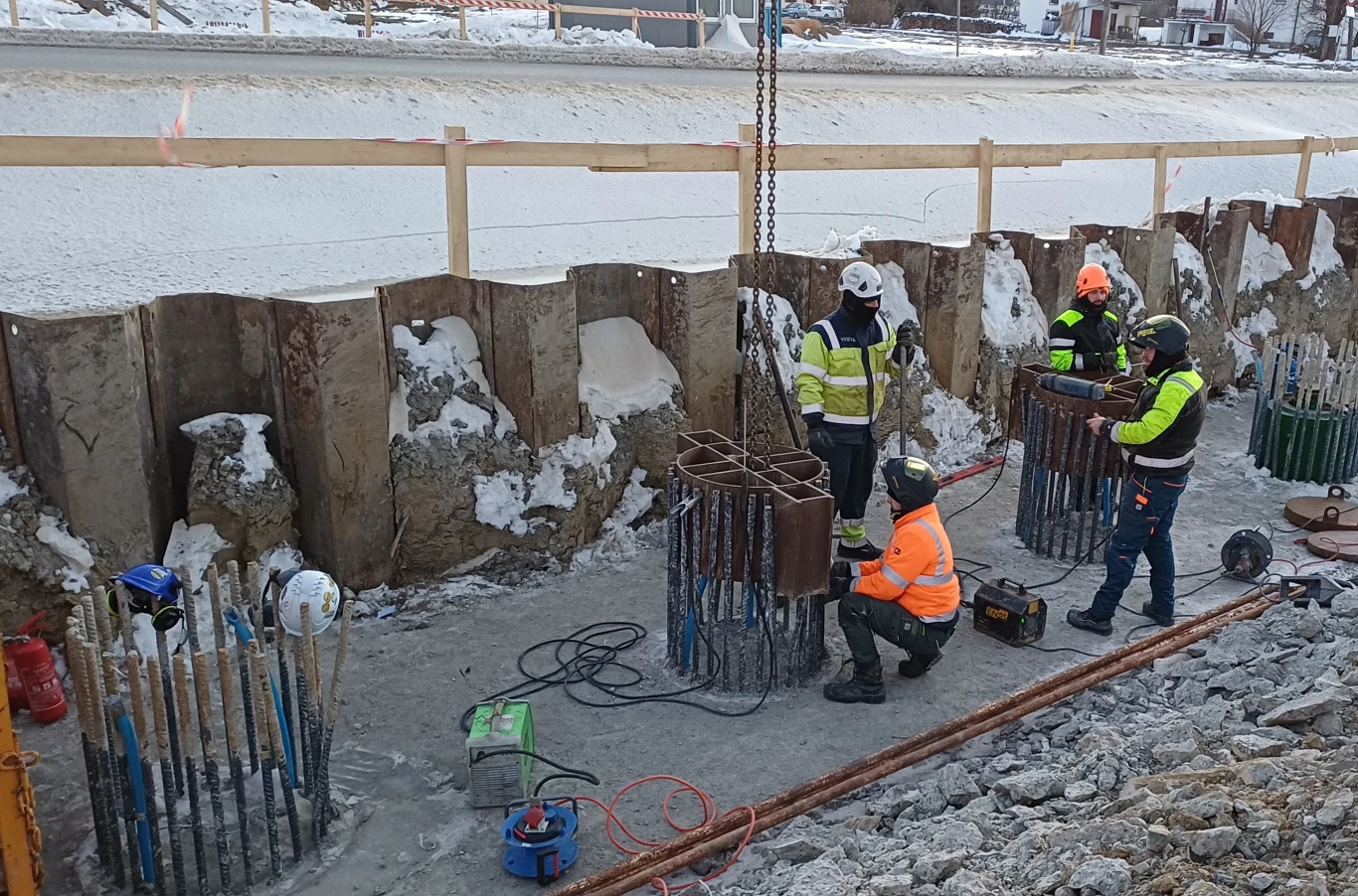 Badanie jednego pala trwało od 4 do 5 godzin. Próba polegała na stopniowym zwiększaniu nacisku na głowicę pala przy jednoczesnym, precyzyjnym pomiarze jego osiadania. Badanie jednego pala trwało od 4 do 5 godzin. Próba polegała na stopniowym zwiększaniu nacisku na głowicę pala przy jednoczesnym, precyzyjnym pomiarze jego osiadania.