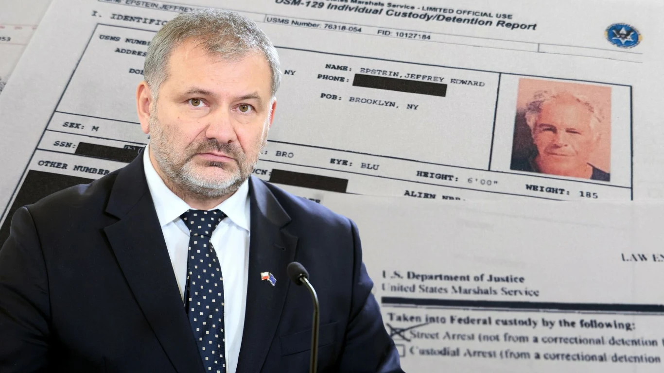 Waldemar Żurek został przewodniczącym zespołu badającego polskie wątki ws. afery Epsteina Mężczyzna w garniturze i krawacie przemawiający do mikrofonu, w tle powiększona kopia dokumentów federalnych z widocznym zdjęciem i danymi dotyczącymi innej osoby.