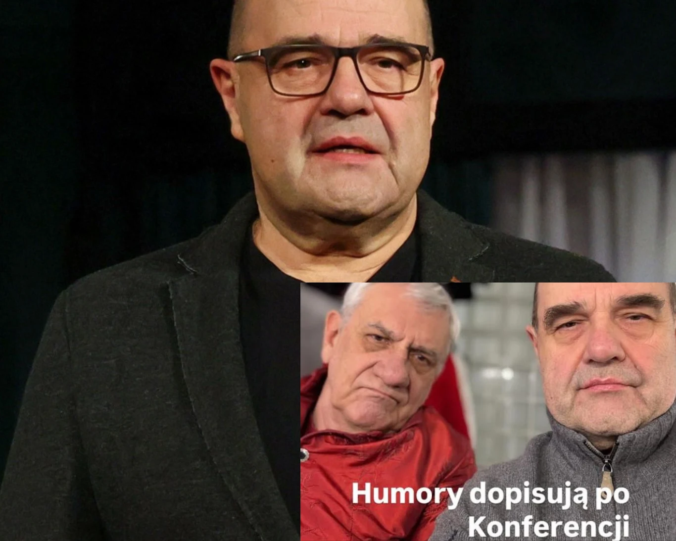 Cezary Żak i Wiktor Zborowski Mężczyzna w okularach i czarnym ubraniu znajduje się na pierwszym planie, w prawym dolnym rogu widać dwóch starszych mężczyzn o poważnych wyrazach twarzy oraz napis 'Humory dopisują po Konferencji'.