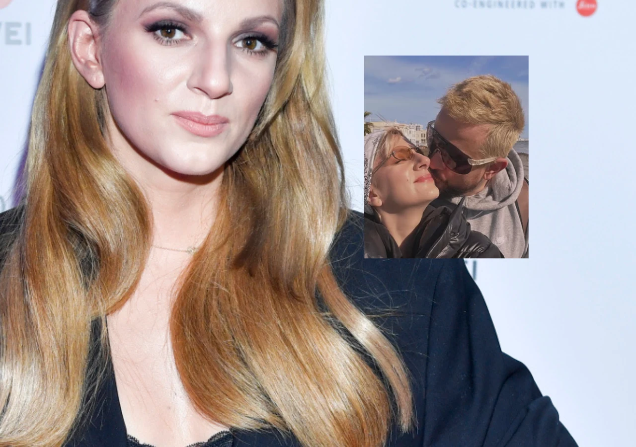 Kobieta o długich blond włosach w eleganckim stroju pozuje do zdjęcia na tle jasnej ściany z logotypami. W lewym górnym rogu umieszczone jest mniejsze zdjęcie przedstawiające parę, w której mężczyzna całuje kobietę w policzek, oboje są uśmiechnięci, w ...