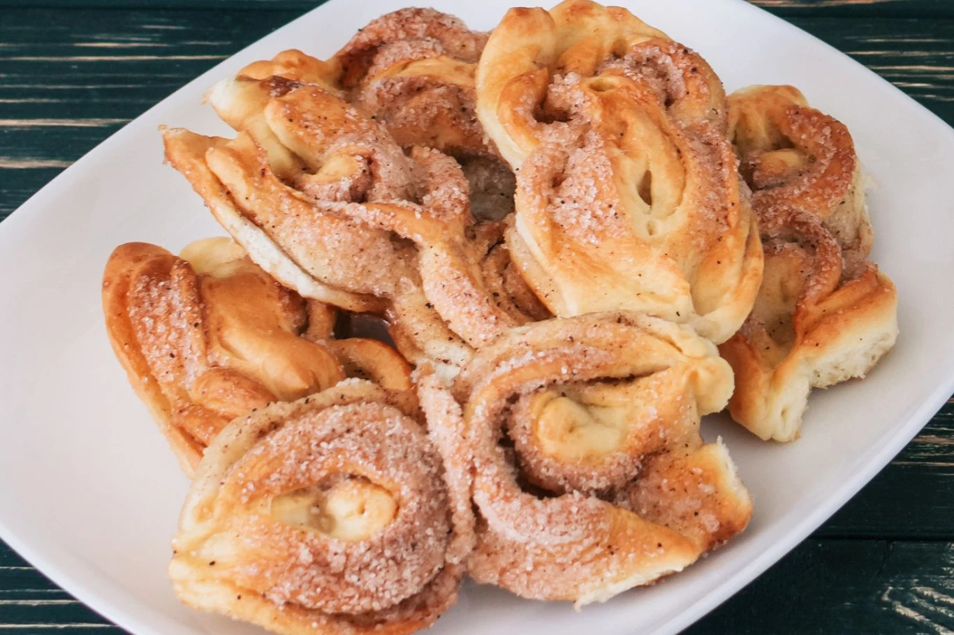 Apfelberliner to połączenie ciasta jak na pączki z jabłkowym nadzieniem Apfelberliner to połączenie ciasta jak na pączki z jabłkowym nadzieniem