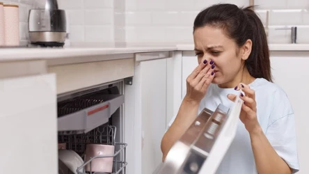 Z naszym domowym sposobem szybko usuniesz brzydki zapach ze zmywarki. 