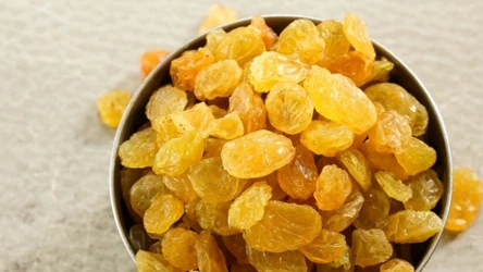 Złote rodzynki (typu „golden”, „jumbo”, „smyrneńskie”) powstają zazwyczaj z jasnych, bezpestkowych winogron.