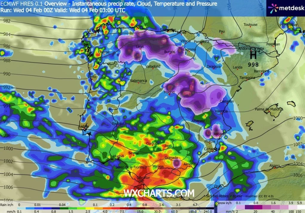 Kolorowa mapa pogodowa Europy Zachodniej i Północnej Afryki prezentuje prognozowane opady atmosferyczne, strefy zachmurzenia oraz różnice temperatury i ciśnienia atmosferycznego, z wyraźnie zaznaczonymi intensywnymi opadami w części południowej regionu.