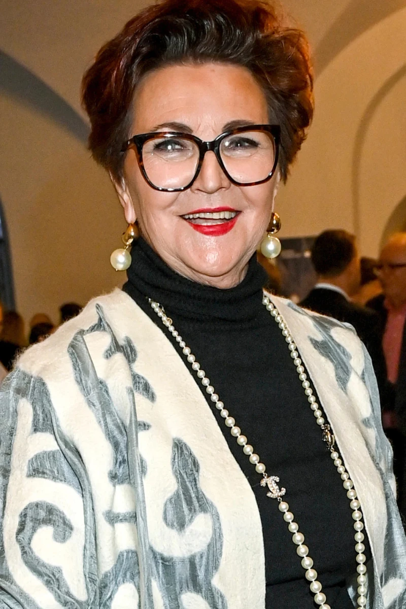 Innym razem Jolanta Kwaśniewska prosty czarny golf połączyła z długim swetrem we wzory. Dodatek pereł podkręcił całą stylizację