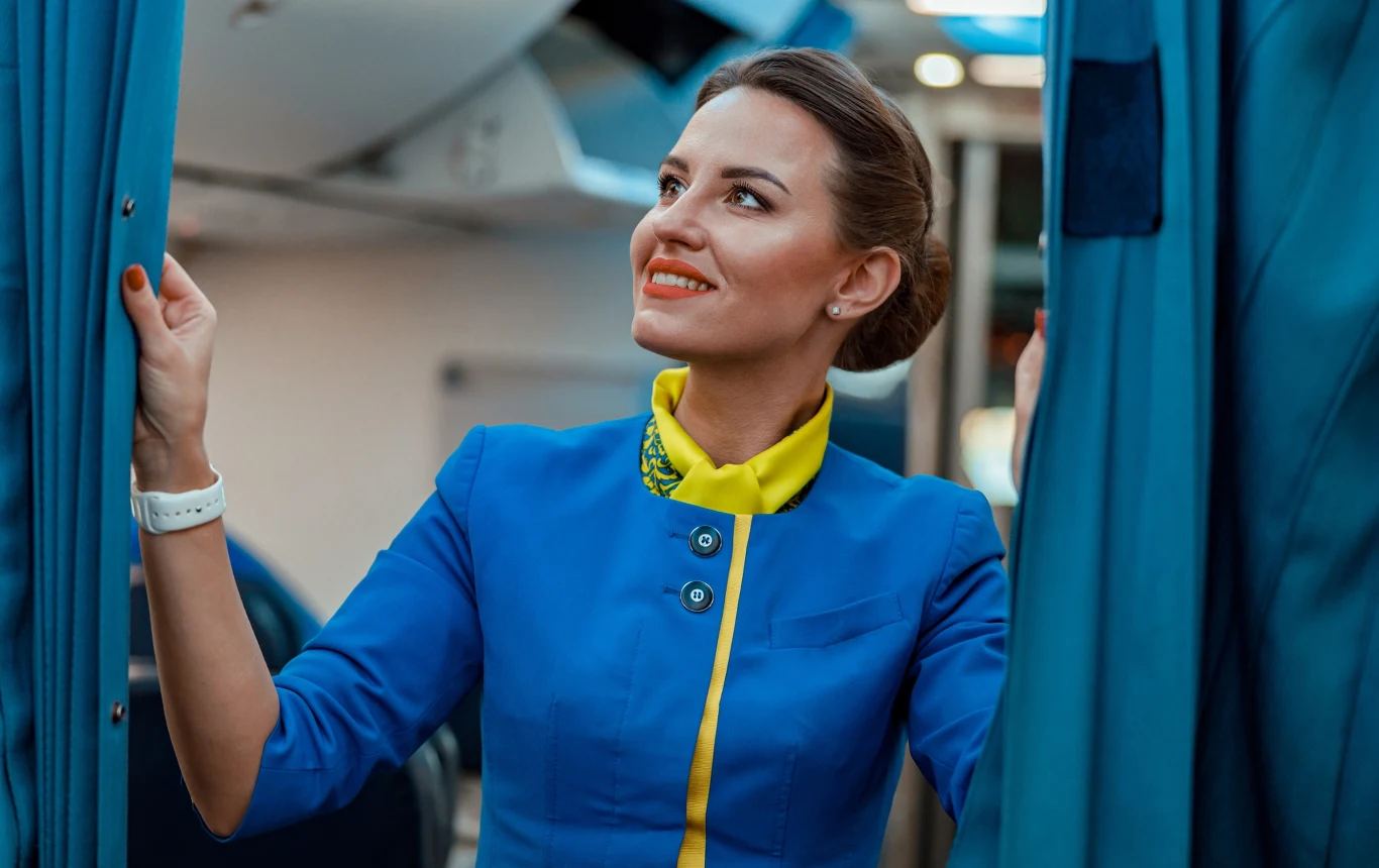 Zastanawiałeś się kiedyś, po co stewardessy mówią ci "dzień dobry", kiedy wchodzisz na pokład samolotu? To nie tylko kwestia uprzejmości Zastanawiałeś się kiedyś, po co stewardessy mówią ci "dzień dobry", kiedy wchodzisz na pokład samolotu? To nie tylko kwestia uprzejmości