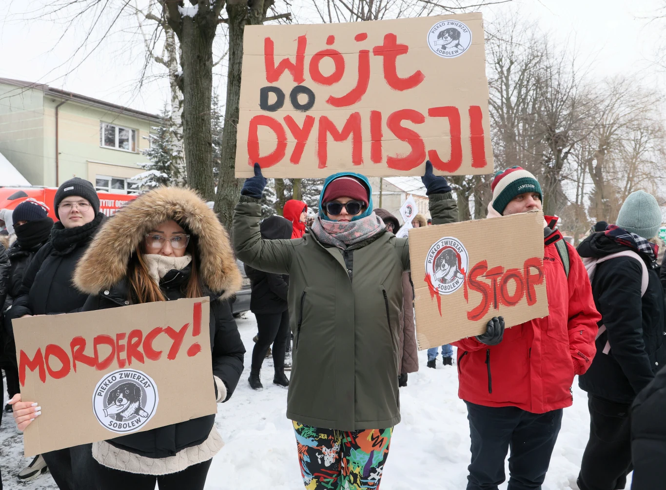 Protest przed Urzędem Gminy w Sobolewie. Domagano się działania lokalnych władz w sprawie schroniska "Happy Dog"