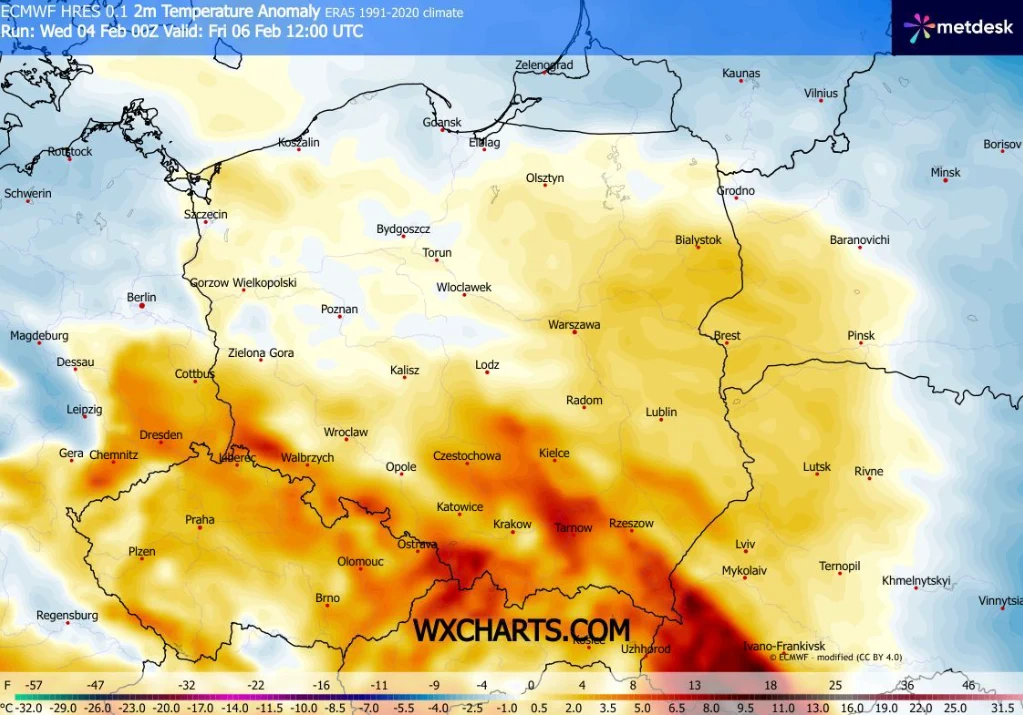 Kolorowa mapa Polski prezentująca anomalię temperatury na wysokości 2 metrów, z wyraźnymi obszarami cieplejszymi na południu kraju oznaczonymi odcieniami pomarańczowymi i czerwonymi, oraz chłodniejszymi rejonami na północy w barwach niebieskich. Mapa o...