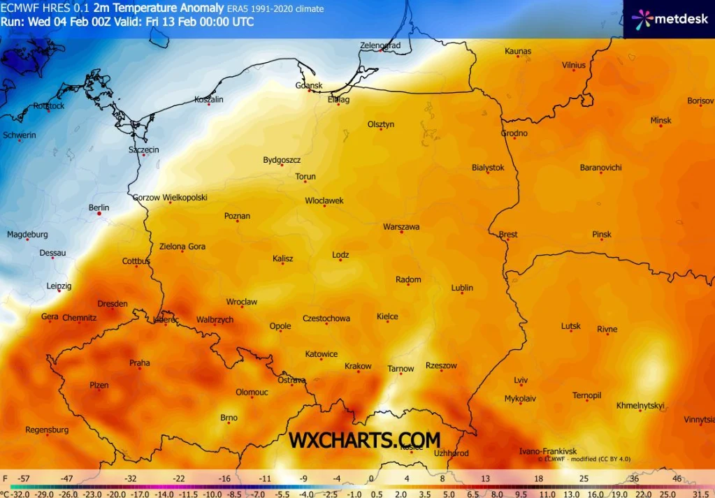 Mapa Polski przedstawiająca anomalię temperatury powietrza na wysokości 1,2 m nad ziemią, z wyraźnym podziałem kolorystycznym na cieplejsze, żółto-pomarańczowe regiony wschodnie i południowe oraz chłodniejsze, niebiesko-białe rejony zachodnie i północn...