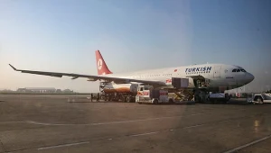 Silnik samolotu stanął w ogniu. Incydent w trakcie lotu do Turcji