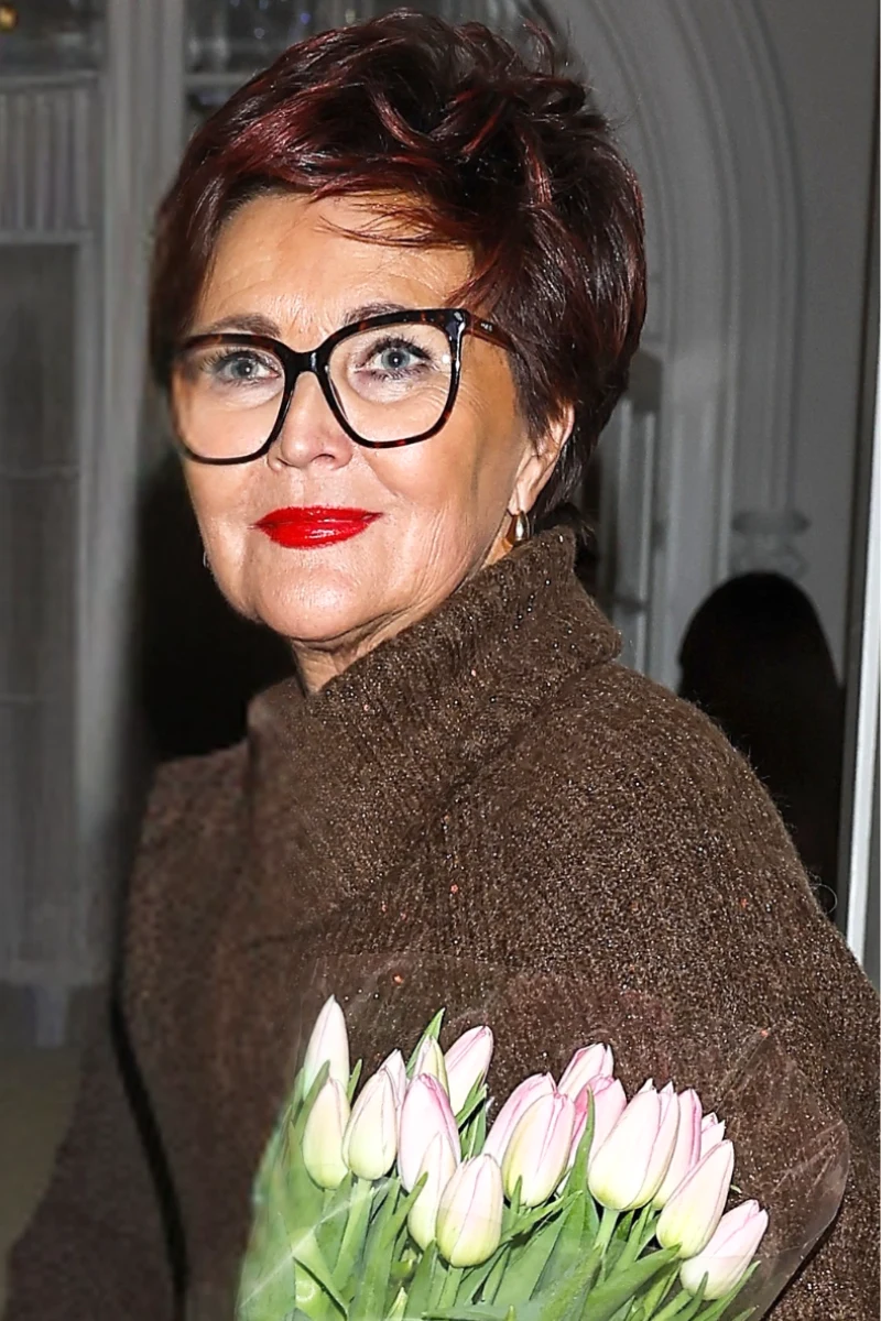 Jolanta Kwaśniewska brązowy golf połączyła ze spódnicą, rajstopami, kozakami i torebką w tym samym odcieniu. Dodała makijaż i staranną fryzurę