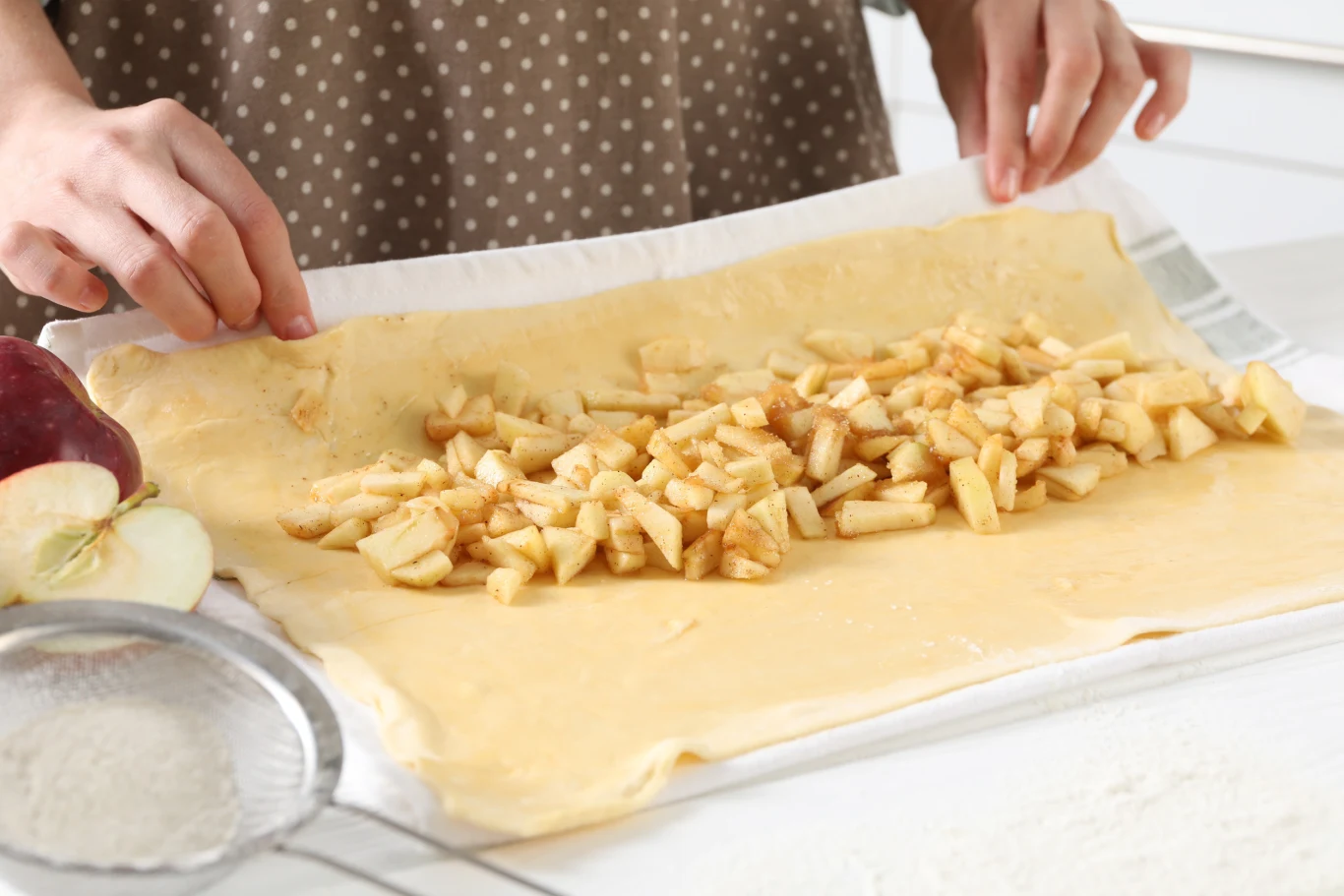 Przyrządzanie apfelberliner przypomina na początku robienie apfelstrudel, czyli austriackiego strudla jabłkowego Przyrządzanie apfelberliner przypomina na początku robienie apfelstrudel, czyli austriackiego strudla jabłkowego