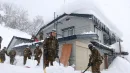 Atak zimy w Japonii. Zaspy na domach powodują, że budynki mogą się zawalić