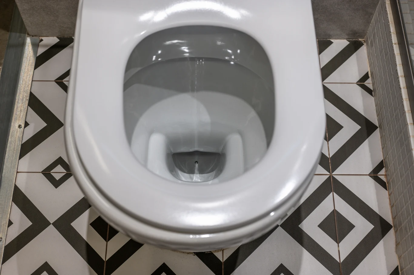 Kamień z toalety usuniesz domowym sposobem. Nie potrzeba drogich środków. Kamień z toalety usuniesz domowym sposobem. Nie potrzeba drogich środków.