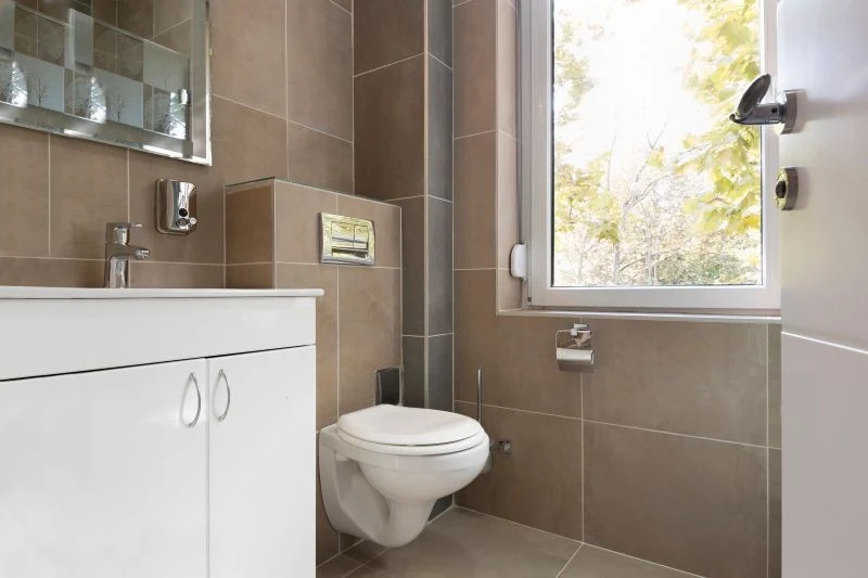 Łazienkę, w której pojawiają się rybiki, trzeba często wietrzyć, uchylając okno