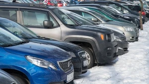 Zimą starsi kierowcy stosują prostą metodę. Dzięki niej auto nie utknie w miejscu.